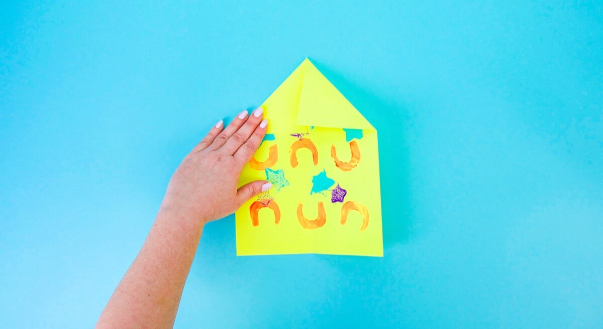 步骤6：将两个顶角折叠到中心线。