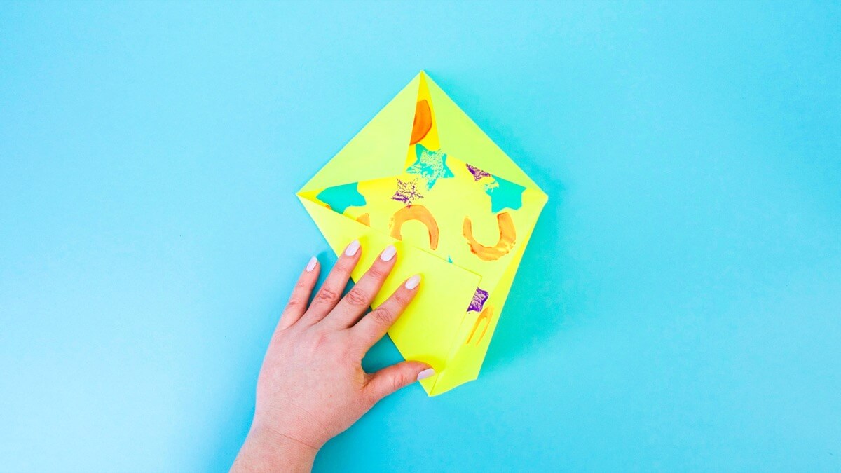 步骤7：将侧面向中心折叠以形成菱形。