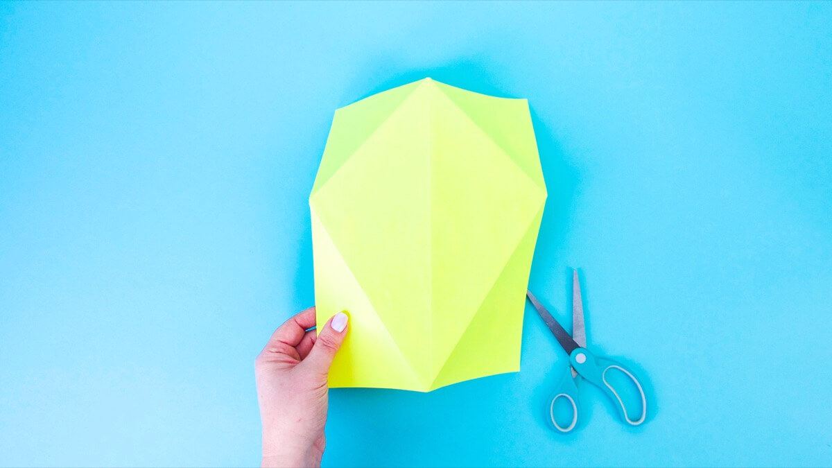 步骤8：将纸翻过来，露出您制成的菱形，然后用剪刀将其剪出。