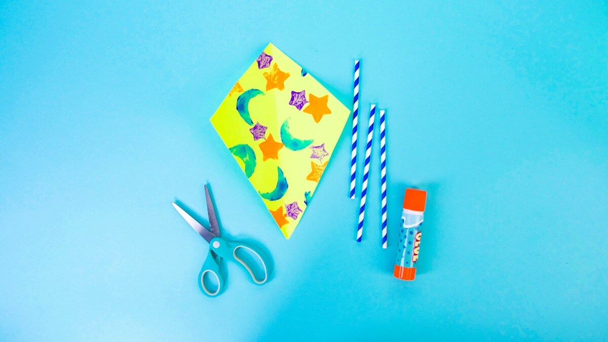 步骤10：现在是时候加上吸管了。您将需要胶棒和一些剪刀。