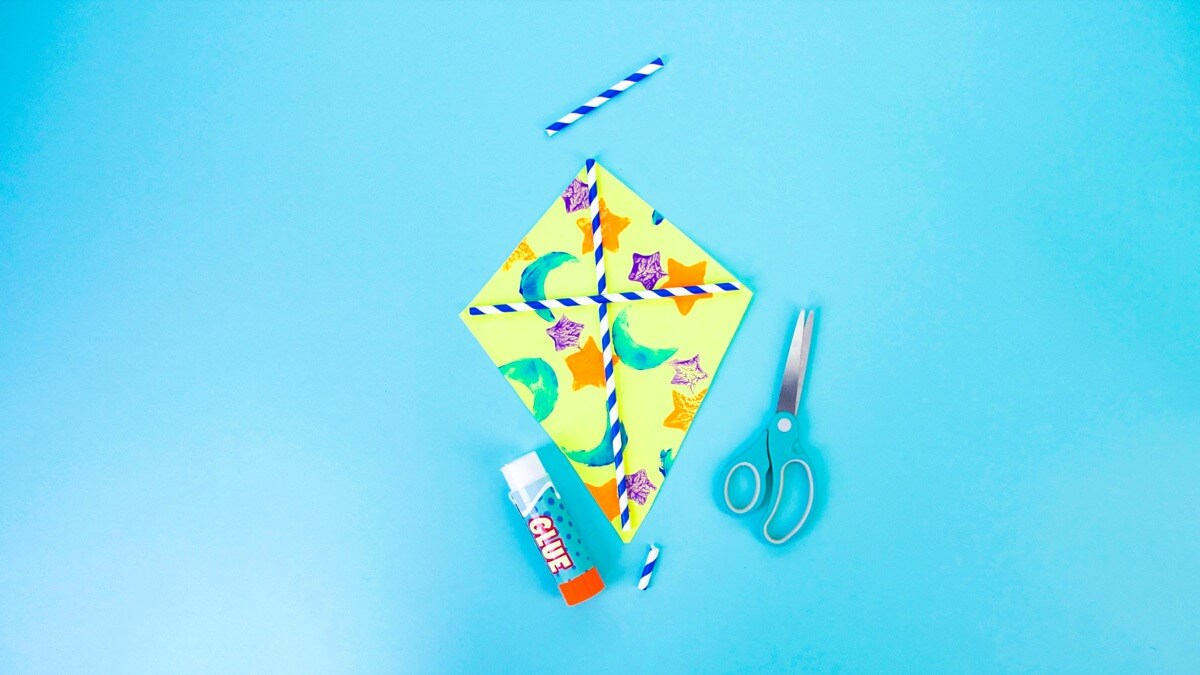 步骤11：纵向将第一根吸管向下粘。向下粘第二根和第三根吸管，修剪掉多余的长度。