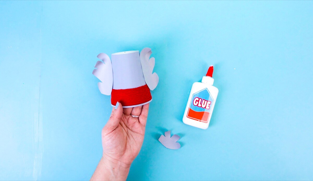 步骤6：现在您已经准备好将翅膀粘在适当的位置。