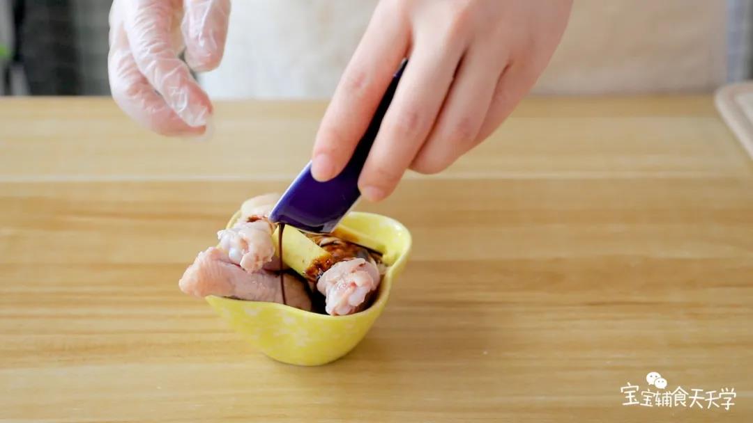 小鸡腿加入宝宝酱油和姜片和少许玉米油，腌制20分钟以上