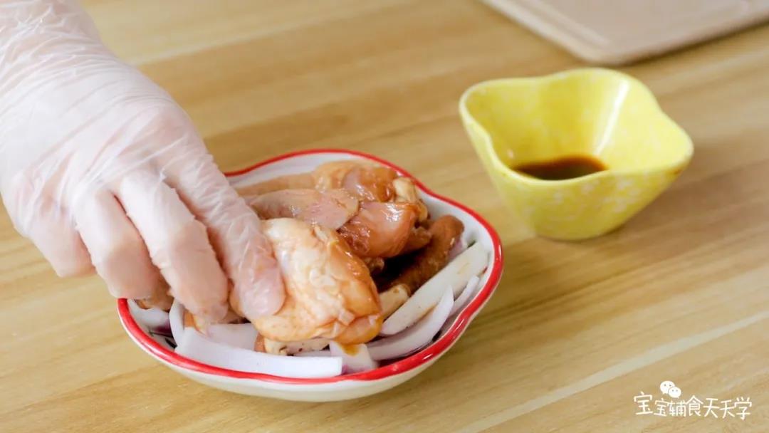 把香菇洋葱在蒸盘中铺底，放上腌制好的鸡腿