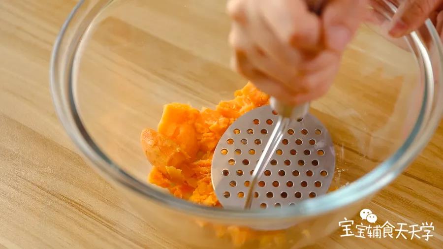 第2步：红薯蒸熟、趁热压泥