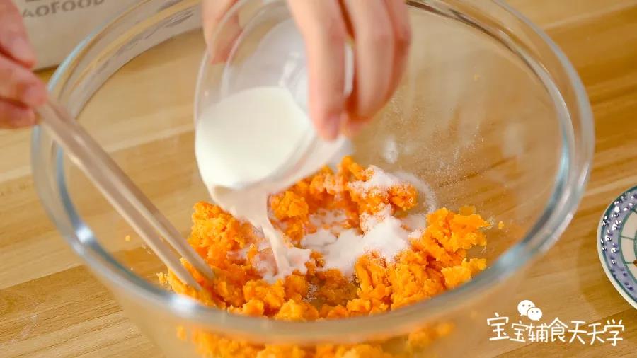 第3步：往红薯泥里倒入糯米粉、牛奶、细砂糖搅拌成棉絮状