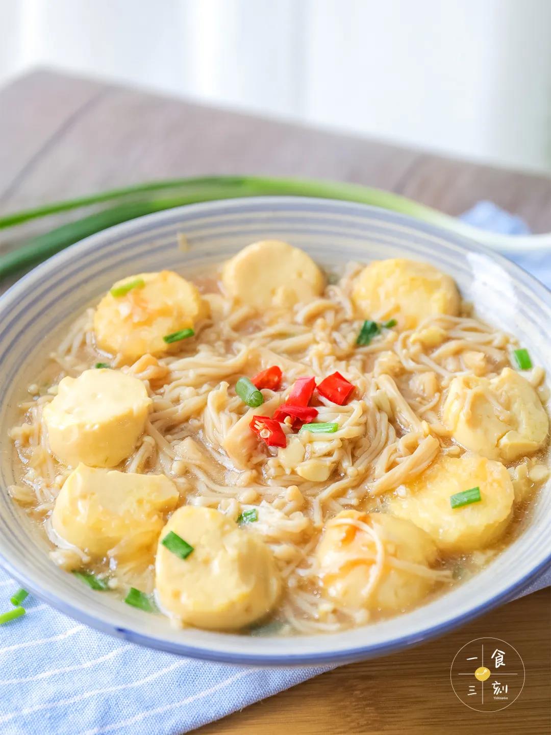 煎过的日本豆腐散发着浓浓的蛋香味，嫩滑无比，金针菇爽脆软韧，酱汁鲜味十足超级下饭！