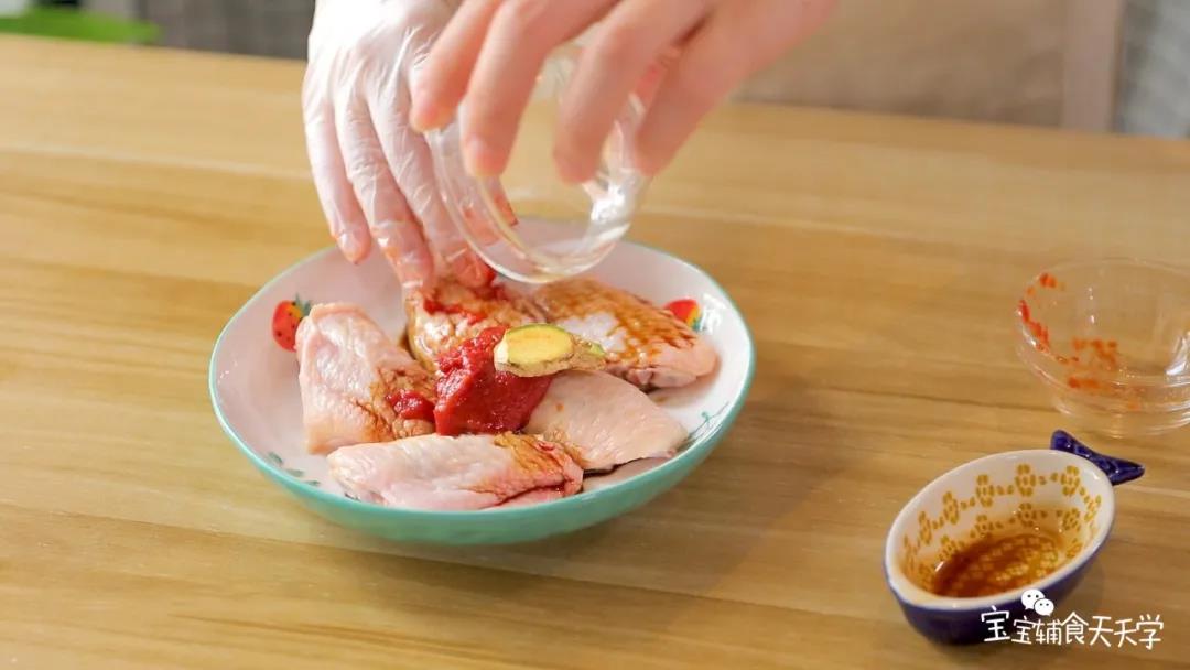 把姜、酱油和番茄酱和鸡翅混合均匀