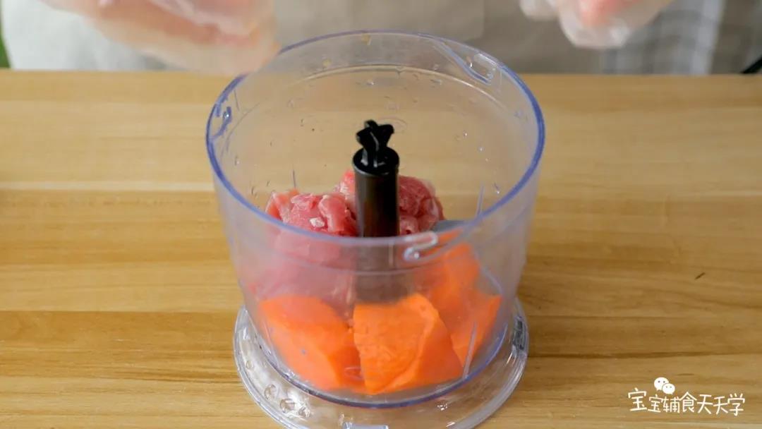 牛肉和胡萝卜放入搅拌机，搅打成泥