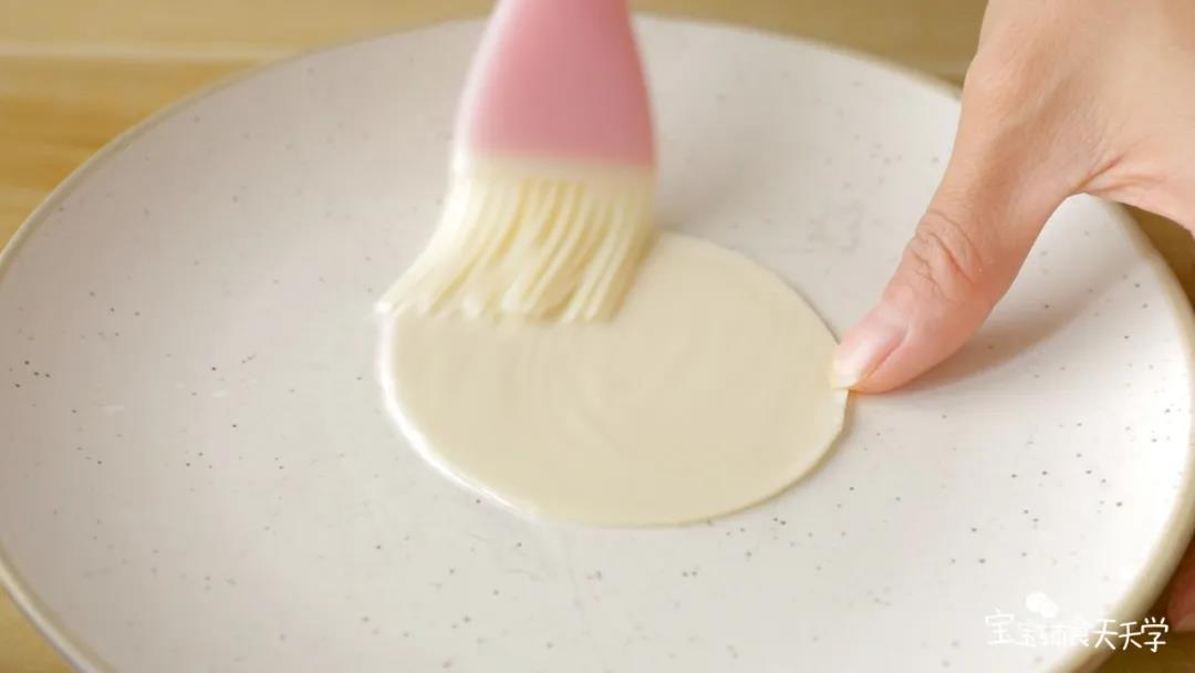 饺子皮刷适量水