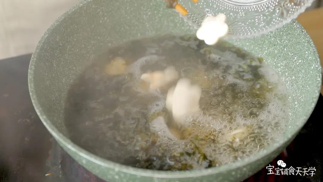 水开把紫菜和小云吞下锅