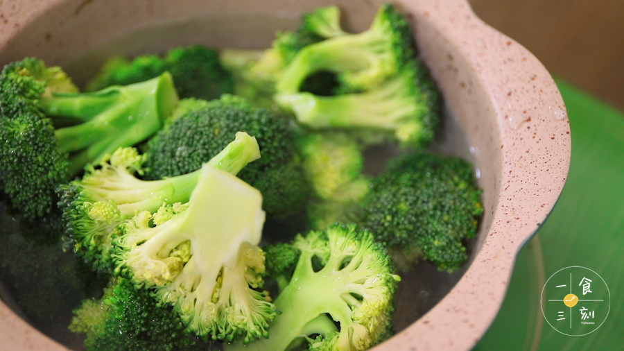 烧开一锅水，倒入少许油，放入西兰花焯水