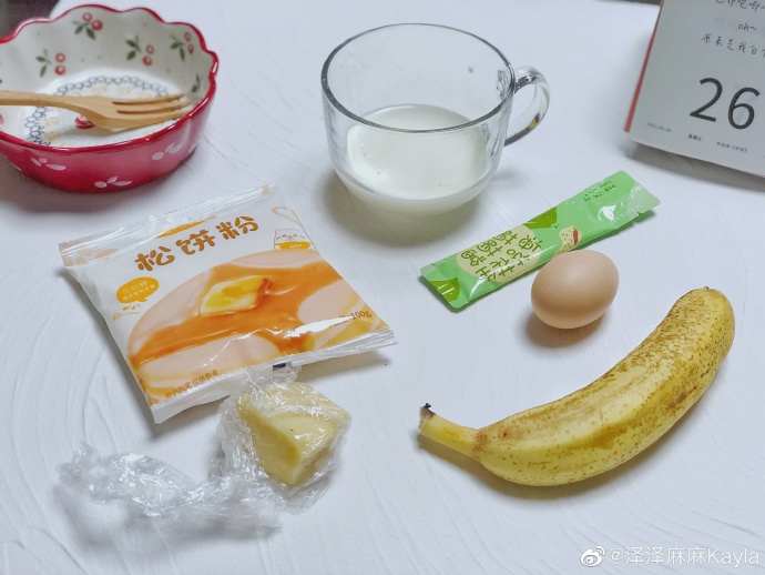 食材准备：松饼粉1包，鸡蛋1枚，牛奶85g，海苔花生酱1包，香蕉半根，奶酪适量。