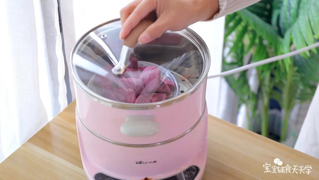 第2步：紫薯切块后，上锅蒸熟