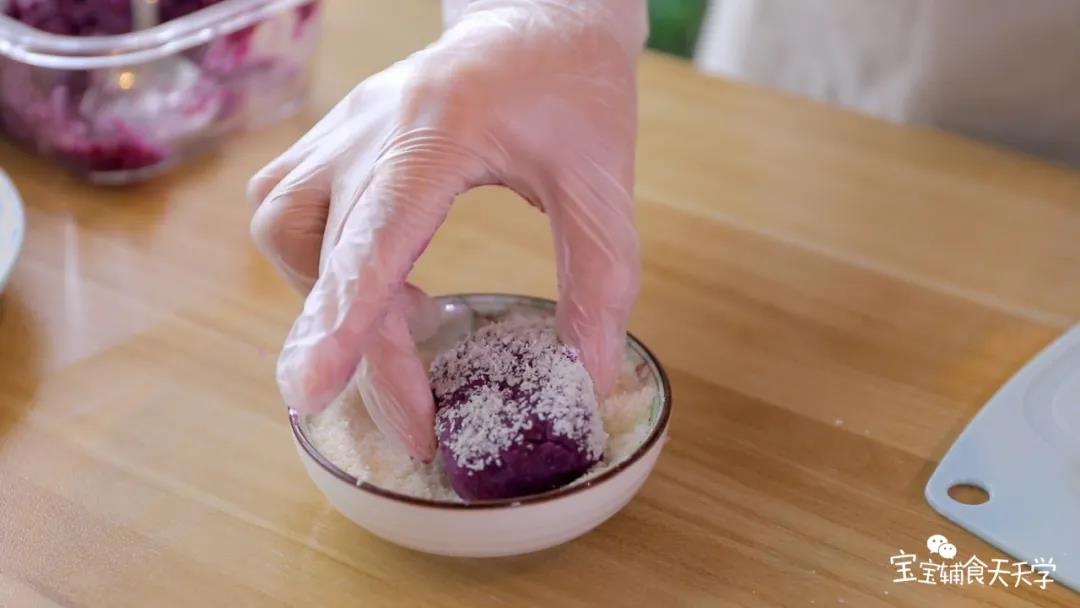 第8步：最后，裹上一层椰蓉即可