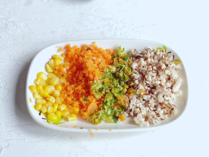 把蔬菜放入拉拉神器拉碎或是切成宝宝能够接受的颗粒状，鸡肉切丁用柠檬片或葱姜水腌一下去腥。