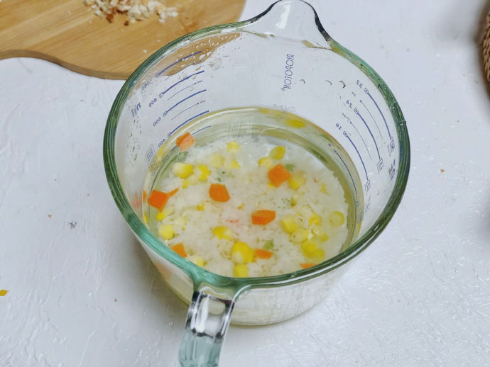 第2步：​粒粒面一包20g，虾仁3个，冷冻时蔬适量，面粉5g，坚果3颗，头水紫菜适量，鸡蛋1枚。