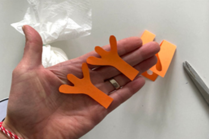 步骤8：剪出鸭子的脚