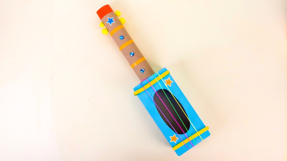 步骤7：吉他琴颈上的线条将琴格分开。我们用彩色胶带将其缠绕在脖子上以标记品格。