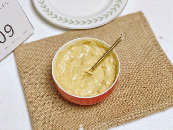 第3步：将牛奶，鸡蛋，面粉倒入芋泥的碗里，搅拌均匀。将平底锅预热。