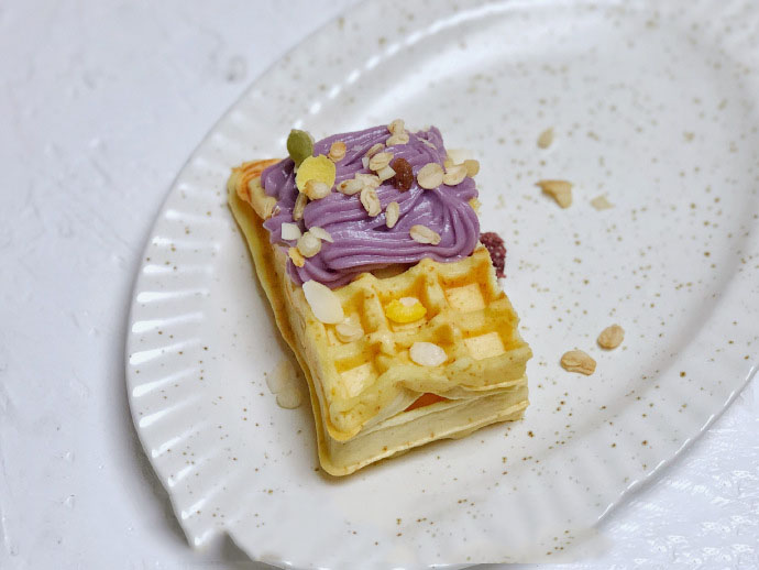 华夫饼出锅后趁热切开，挤上芋泥，撒上早麦脆或者坚果碎就好了。