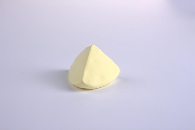 步骤1：首先用米黄色粘土做出西柚切块，如图所示。