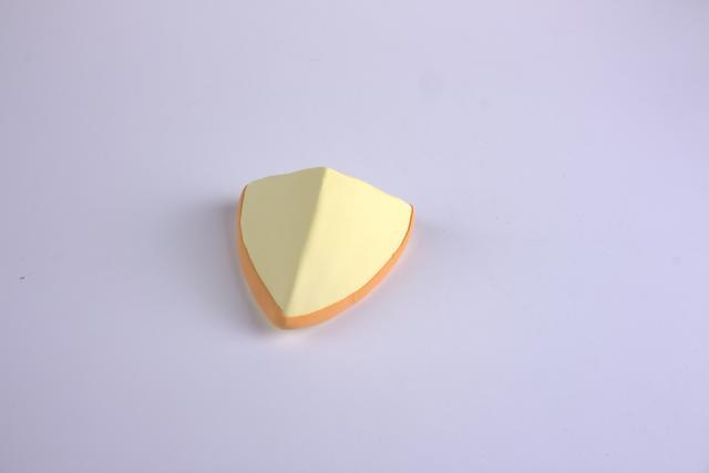 步骤2：橘黄色粘土做出柚子皮贴在底部。