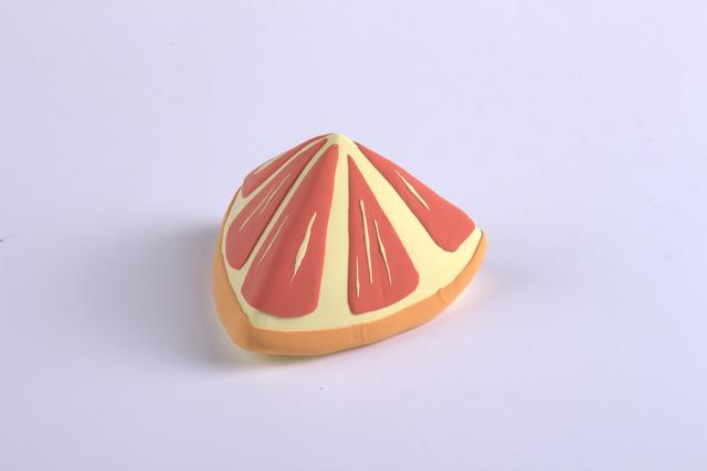 步骤4：西柚肉上面粘上米黄色的小丝丝，这样更逼真一些。