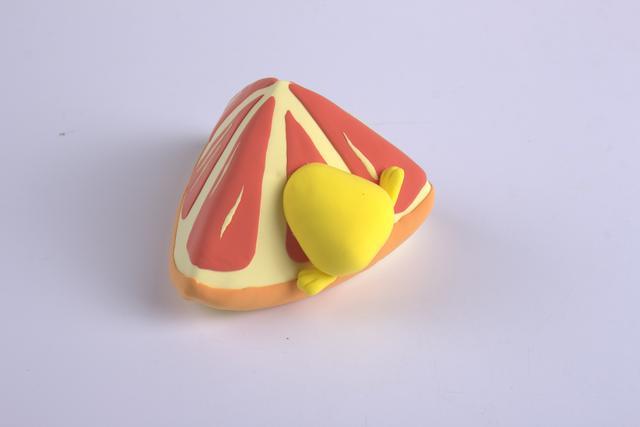 步骤7：做出皮卡丘的身体粘在西柚上面，如图所示。