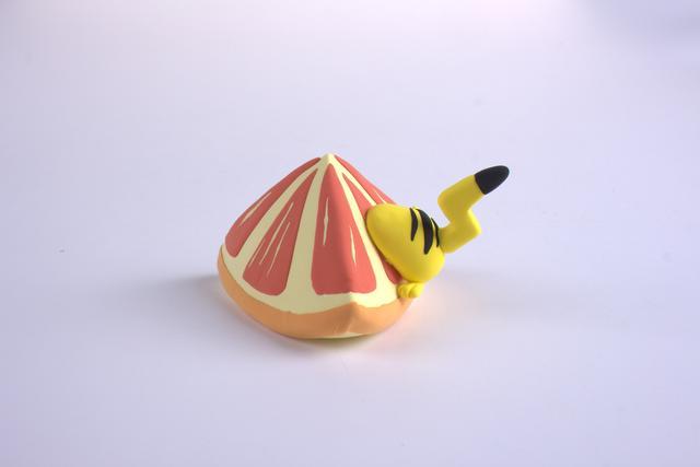 步骤8：粘上皮卡丘的尾巴，后背粘上黑色条纹做装饰。