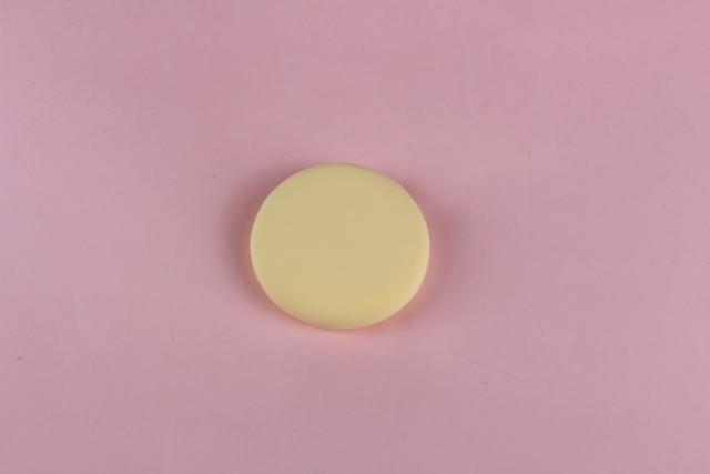 步骤1：用米黄色粘土做一个圆饼形。