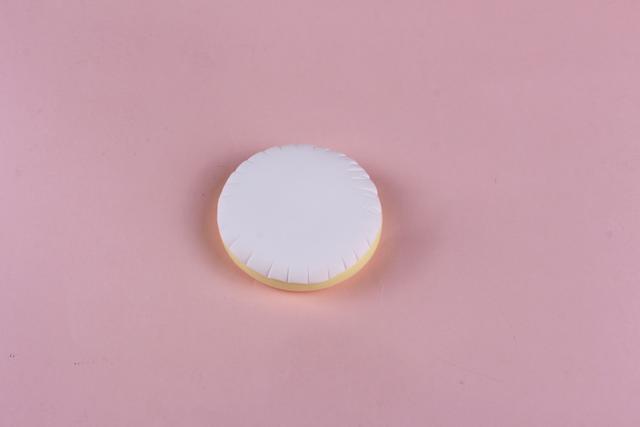 步骤2：用白色粘土做一个圆饼形粘在上面，然后用工具在白色粘土边缘压出竖条，这是小床。