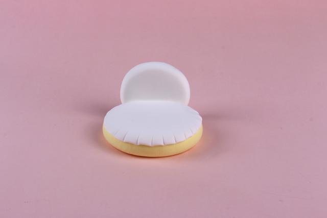 步骤3：白色粘土做一个圆饼形粘在圆形一侧，这是小床的床头。