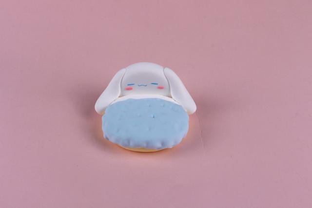 步骤6：用淡蓝色粘土做被子盖在小床上。