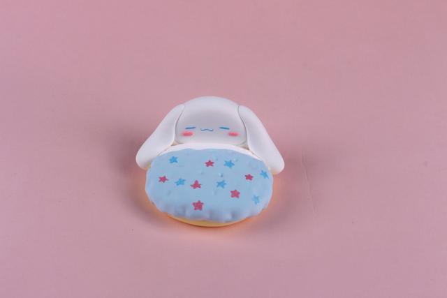 步骤7：在被子上面画上小星星作为装饰，这样玉桂狗的小床就做好啦！