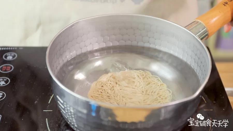 烧开一锅水，放入藜麦面煮熟