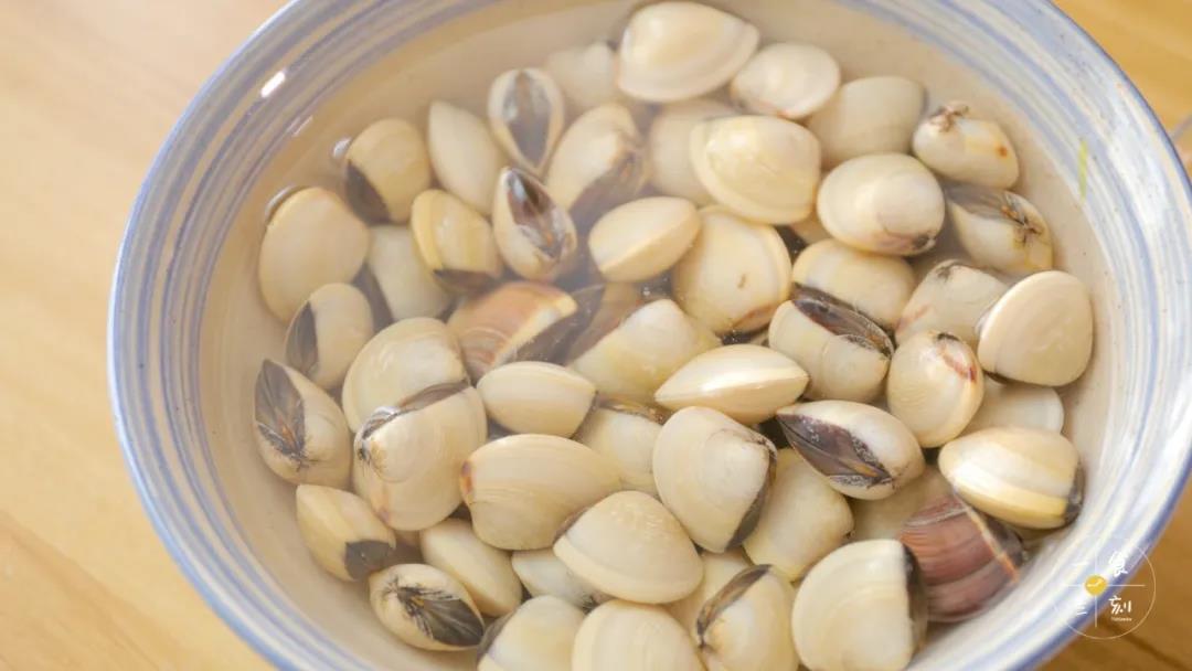 清洗干净的蛤蜊泡在淡盐水中