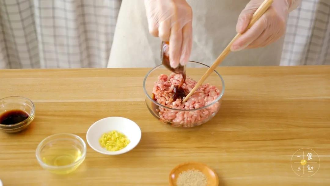 肉末中加入生抽、蚝油、胡椒粉、姜末和蛋清，搅打上劲后腌入味