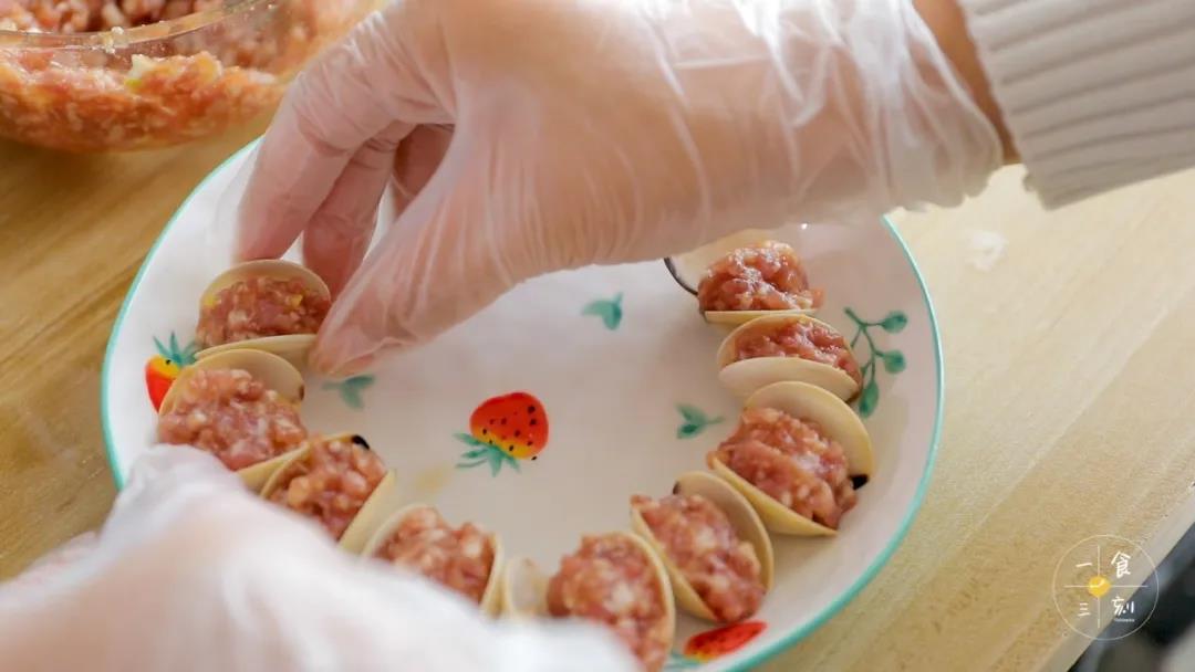 蛤蜊酿入肉末轻轻合紧，整齐摆在碗中