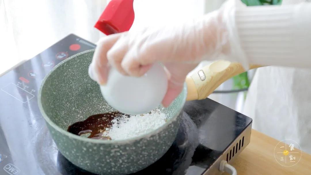 另起锅加入生抽、蚝油、盐，淀粉和适量清水，中小火搅拌煮至浓稠