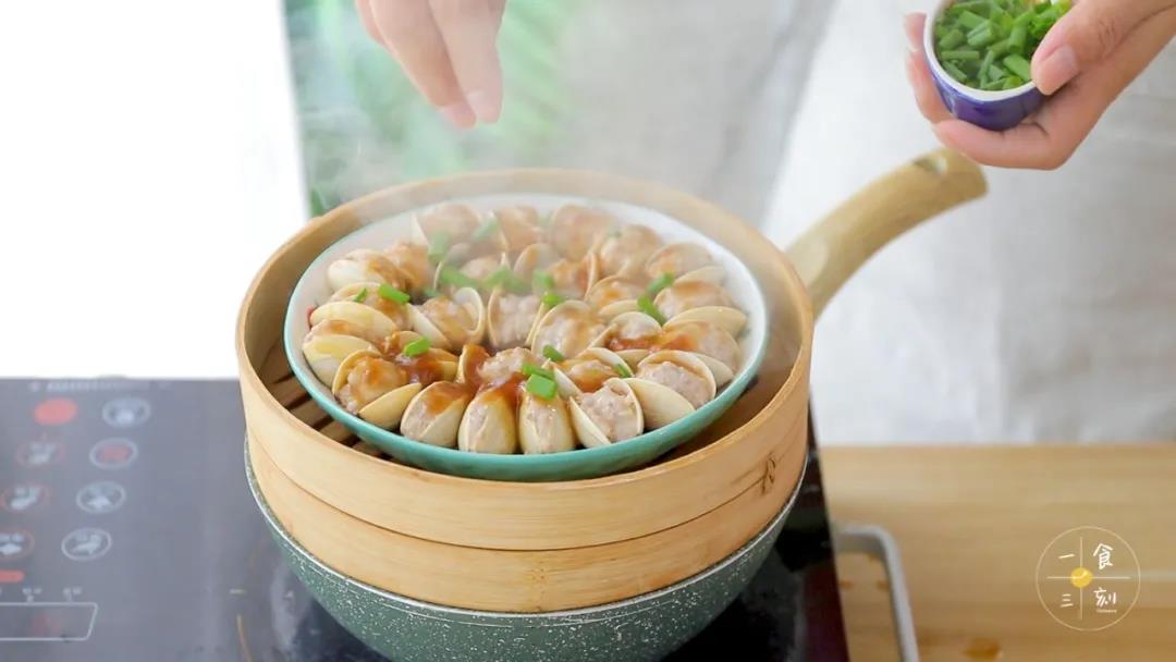 最后，将酱汁淋在蒸好的蛤蜊上，撒上葱花即可