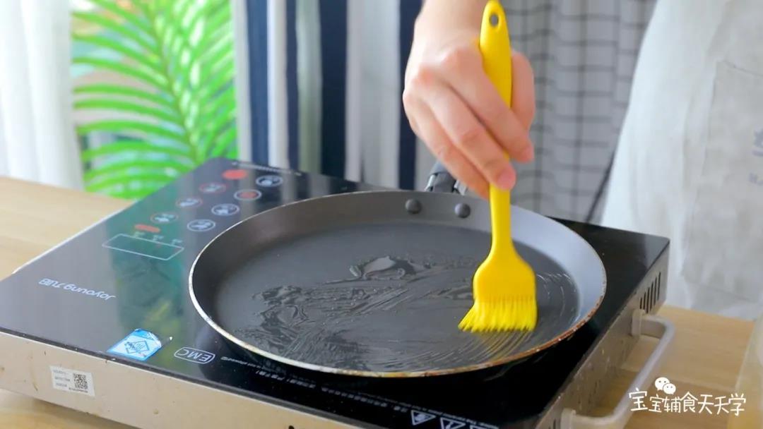 不粘锅刷上少许油，开最小火