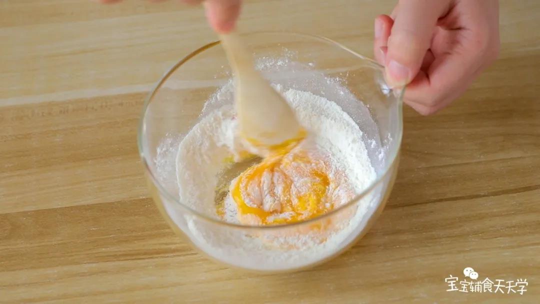 蛋黄加入粉类和10克水混合均匀