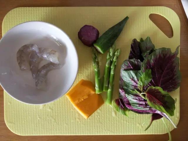 食材洗净去皮，虾剥出虾肉去掉虾线，香菇泡发。