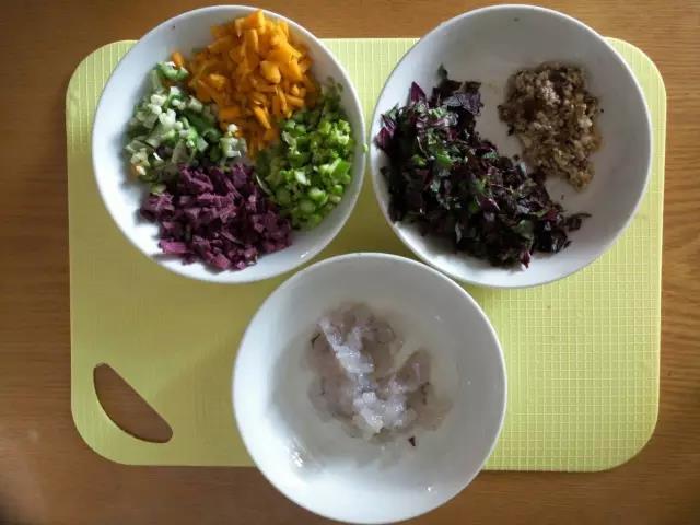 秋葵、芦笋、紫薯、南瓜、苋菜切成小丁，海虾剁碎，香菇用料理机打碎。