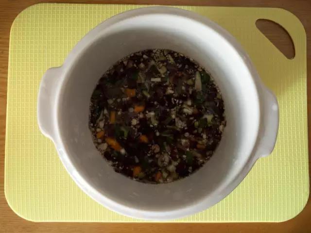 将其他食材放入炖盅。