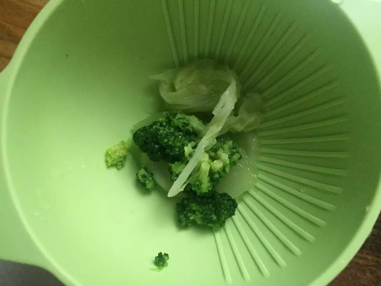 黄瓜、白菜叶和西兰花下沸水烫熟捞出。