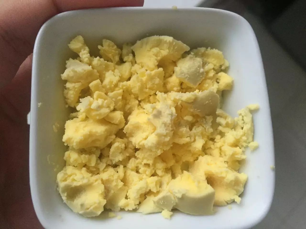 剥出蛋黄捣碎。