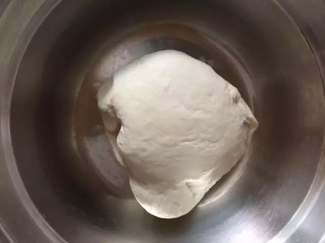面粉加水混合成面团，静置30分钟。