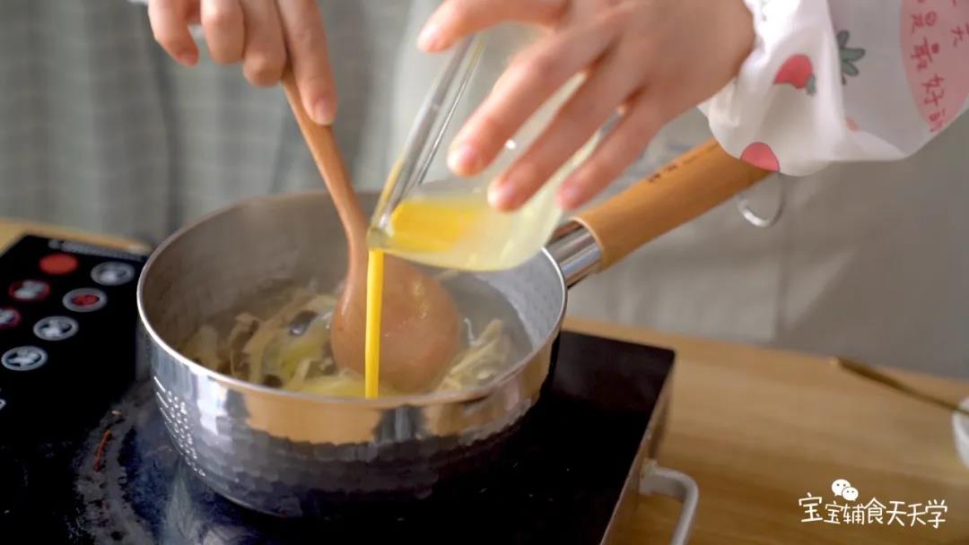 轻轻倒入鸡蛋液同时搅拌
